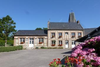 La mairie de Canville-les-Deux-Églises et son parvis fleuri