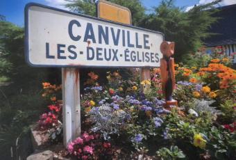 Panneau d'entrée fleuri de Canville-les-Deux-Églises