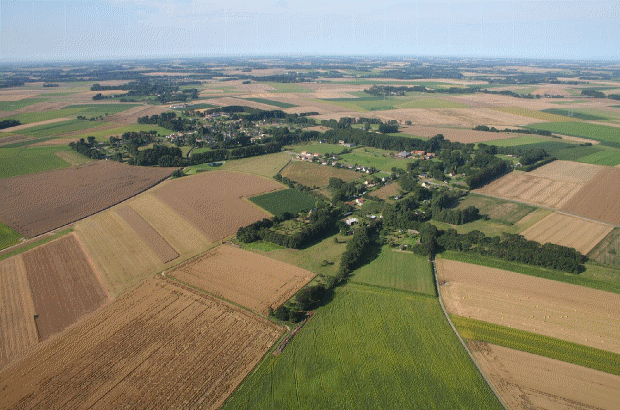 Vue aérienne du village de Canville-les-Deux-Églises et des champs du Pays de Caux