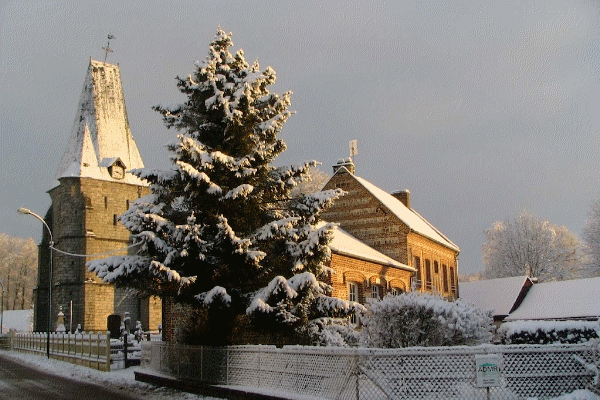 L'église Saint-Martin et l'École Macré sous la neige