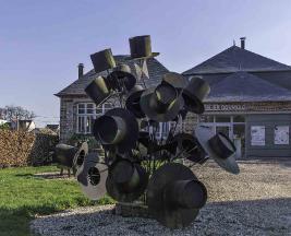 Sculpture en hommage à Roger Douville devant son ancien atelier